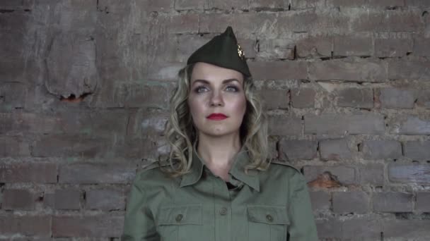 Slow Motion Video Woman Wearing Soviet Red Army Uniform — Vídeo de stock