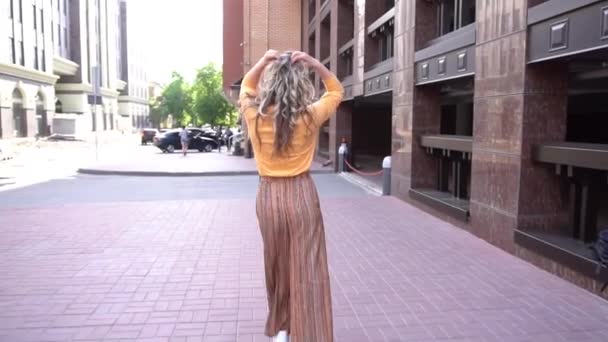 Outdoors Female Stylish Model Walking City Street — Stockvideo
