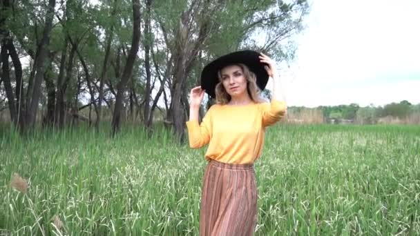 美丽的女人穿着时髦时髦的衣服在大自然中漫步 — 图库视频影像