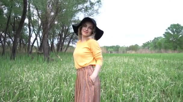 Schöne Junge Modell Mädchen Mit Einem Großen Schwarzen Hut — Stockvideo
