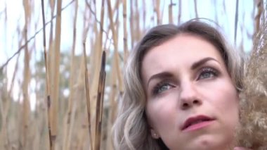 Kız güzel kuru bir çiçek tutuyor.