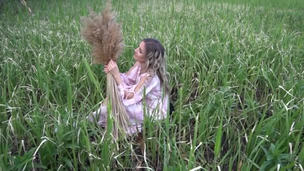 Повільний Рух Жінки Пшеничному Полі Фоні — стокове відео