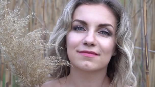 Zeitlupe Schöne Junge Blonde Mädchen Einem Weizenfeld — Stockvideo