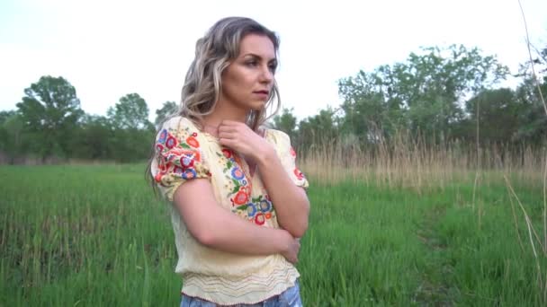 Портрет Улыбающейся Молодой Женщины Зеленом Весеннем Парке — стоковое видео