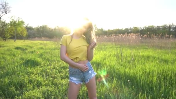 Lifestyle Natuur Gekleed Jeans Shorts Beige Top Gouden Uur — Stockvideo