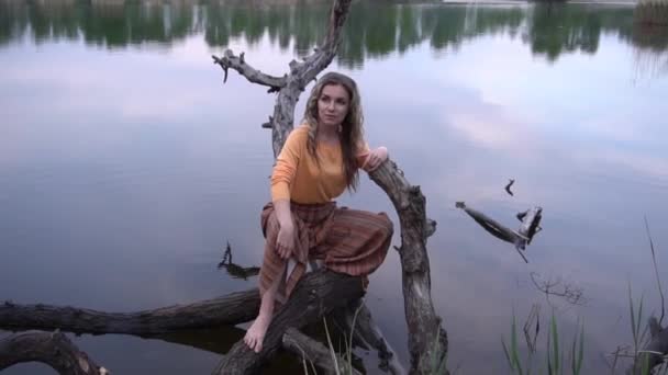 Πλευρικό Πορτρέτο Του Όμορφου Ξανθού Κοριτσιού Κοντά Στο Ποτάμι — Αρχείο Βίντεο