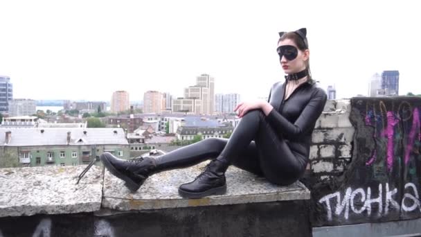 Portrait Black Catwoman Roof Blue Sky — Vídeos de Stock