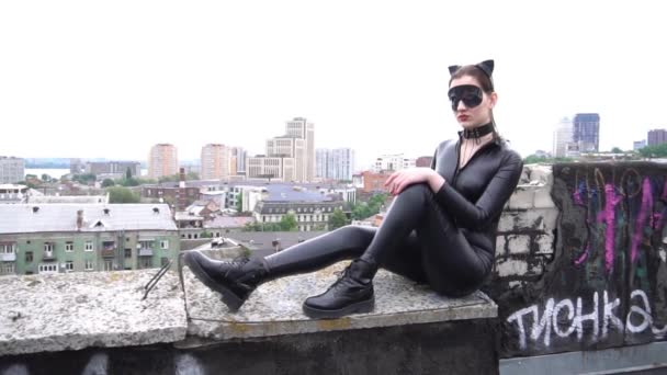 Slow Motion Aantrekkelijke Vrouw Lederen Latex Kat Kostuum — Stockvideo