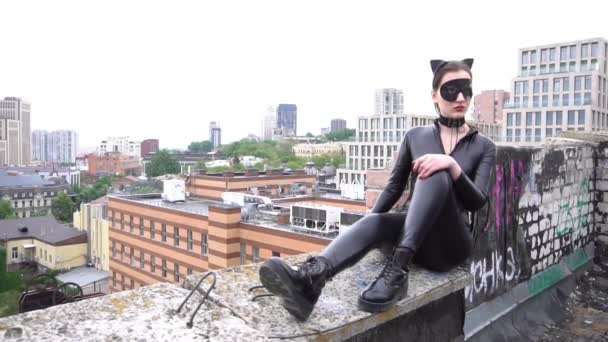 头戴黑色面具的慢动作猫女坐在天台前 — 图库视频影像