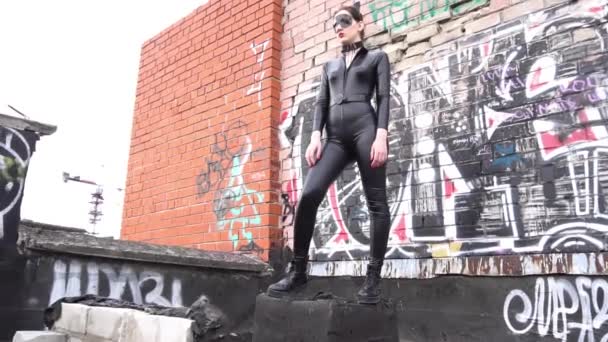 Speelse Jonge Vrouw Verkleed Als Kat Het Dak — Stockvideo