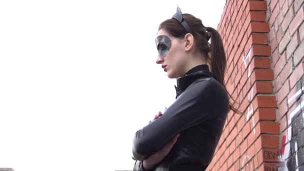 Schöne Frau Catwoman Leder Latex Auf Dem Dach — Stockvideo