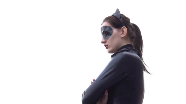 Femeie Într Costum Pisică Neagră Picioare Acoperiș Fața Cerului Albastru — Videoclip de stoc