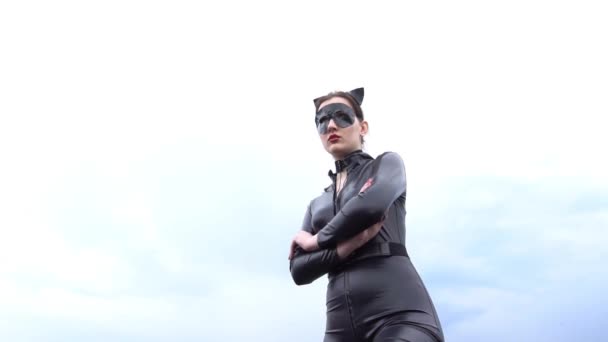 Žena Černém Kočičím Obleku Stojící Střeše Před Modrou Oblohou — Stock video
