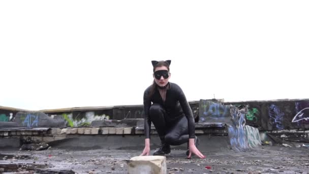Slow Motion Hermosa Mujer Látex Cuero Catwoman Techo — Vídeos de Stock