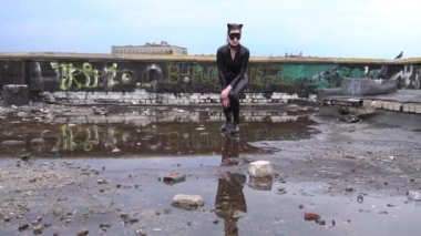 Yavaş çekim. Siyah kedi kadın kostümü giymiş seksi kadın.