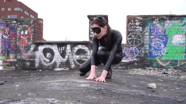 Slow Motion Vrouw Catwoman Kostuum — Stockvideo