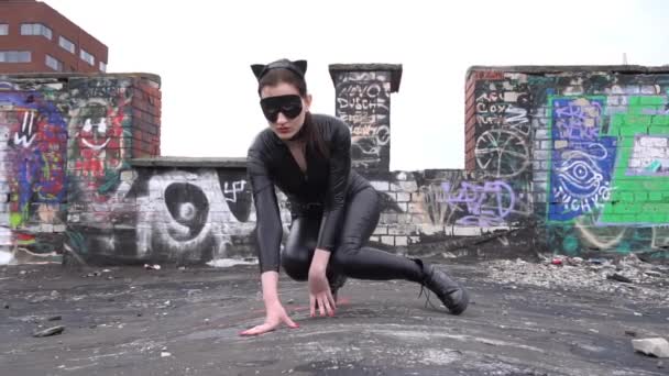 Slow Motion Donna Sul Tetto Costume Gatto — Video Stock