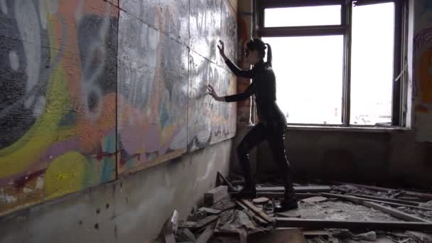 Model Dressed Cat Woman Interior Old Walls — Stock Video