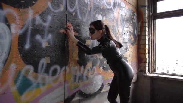 Slow Motion Vrouw Catwoman Kostuum — Stockvideo