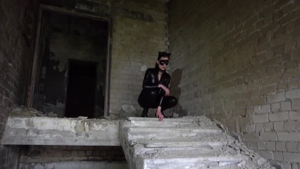 Slow Motion Vrouw Catwoman Kostuum — Stockvideo