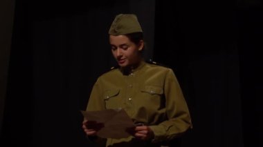 Askeri üniformalı Yavaş Hareketli Kız. Ukraynalı. Ukrayna 'da Savaş