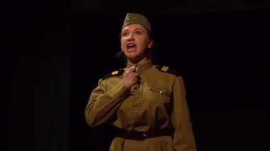 Üniformalı güzel bir kızın dramatik portresi. Ordudaki kadınlar..