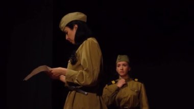 Kamuflaj üniforması giyen güzel genç bir kadın. 