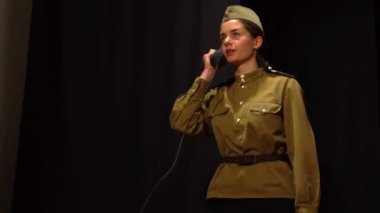 Askeri askerin yüzünde ciddi bir ifade olan güzel bir kadın.