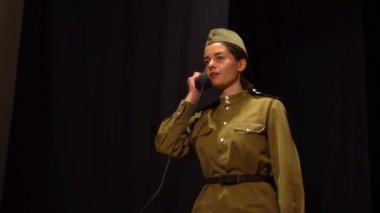 Yavaş hareket eden kendine güvenen asker kadın.