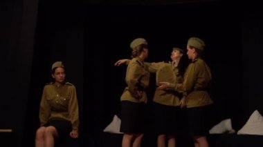 Ağır çekim seksi kız askeri tarzda giyiniyor.