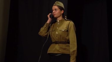 İkinci Dünya Savaşı 'nda Sovyet askeri üniformalı bir kız. 