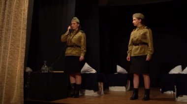 Sovyet 2. Dünya Savaşı üniforması içinde oldukça yoğun bir kız.