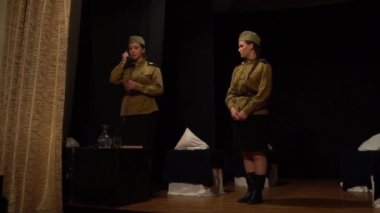 Ağır Hareketli Kadın askeri giysiler içinde. 