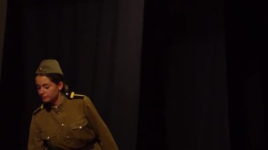 Eski ordu üniformalı kadın izole edilmiş.