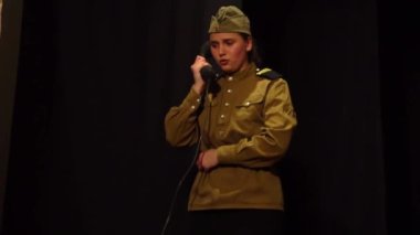 Genç, güzel asker kadın.