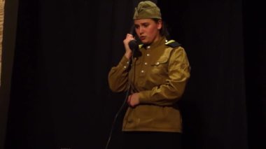 Ağır çekim. Askeri üniformalı seksi bir kadın.