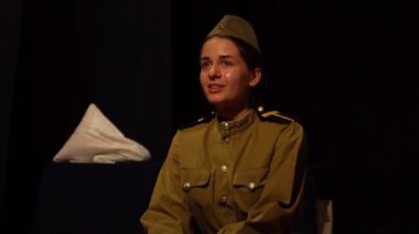 Özel askeri elbiseli kız poz veriyor.