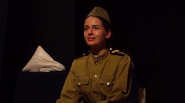 Ağır çekim. Sovyet Ordusu üniformalı genç bir kadın.