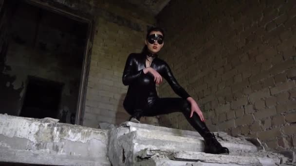 Schöne Sexuelle Katze Frau Schwarzen Kostüm — Stockvideo