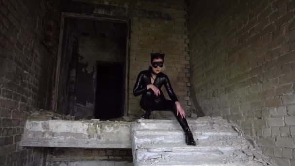 Slow Motion Sexy Hembra Traje Catwoman Negro — Vídeos de Stock