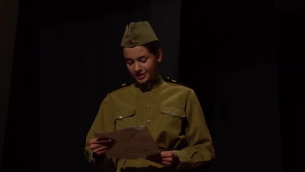 Медленное Движение Украинская Девушка Солдат Шлеме Боеприпасами — стоковое видео