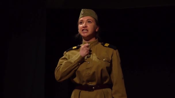 Moción Lenta Hermosa Chica Del Ejército — Vídeos de Stock