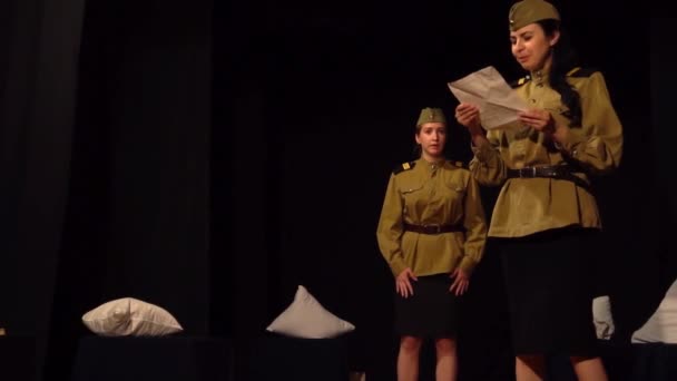 Güzel Bir Askeri Kızın Yavaş Çekimi Üniforma — Stok video