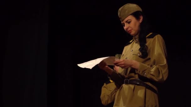 Медленное Движение Девушка Военной Воздушной Одежде — стоковое видео