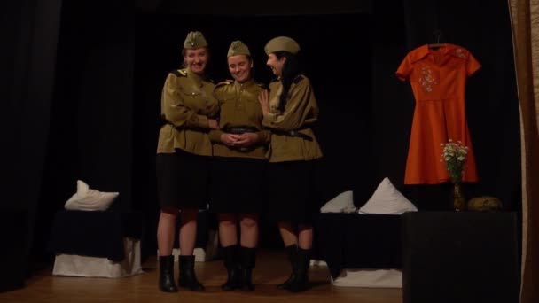 スローモーションウクライナ軍の女性が制服 — ストック動画