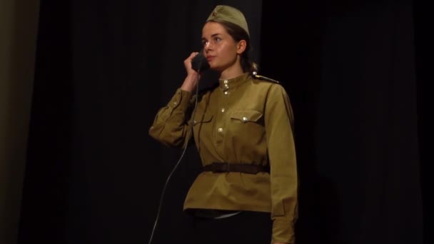Chica Con Uniformes Militares Soviéticos Segunda Guerra Mundial — Vídeos de Stock