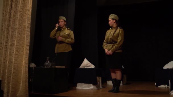 Zeitlupe Frau Militärkleidung — Stockvideo