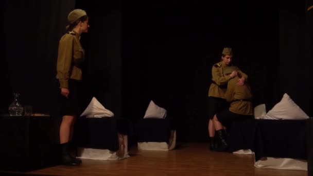 Menina Adulta Jovem Vestida Com Roupas Estilo Militar — Vídeo de Stock