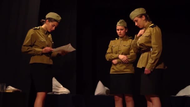 スローモーション軍の制服を着た女性 — ストック動画