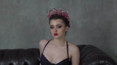 Seksi siyah iç çamaşırlı güzel bir kız.